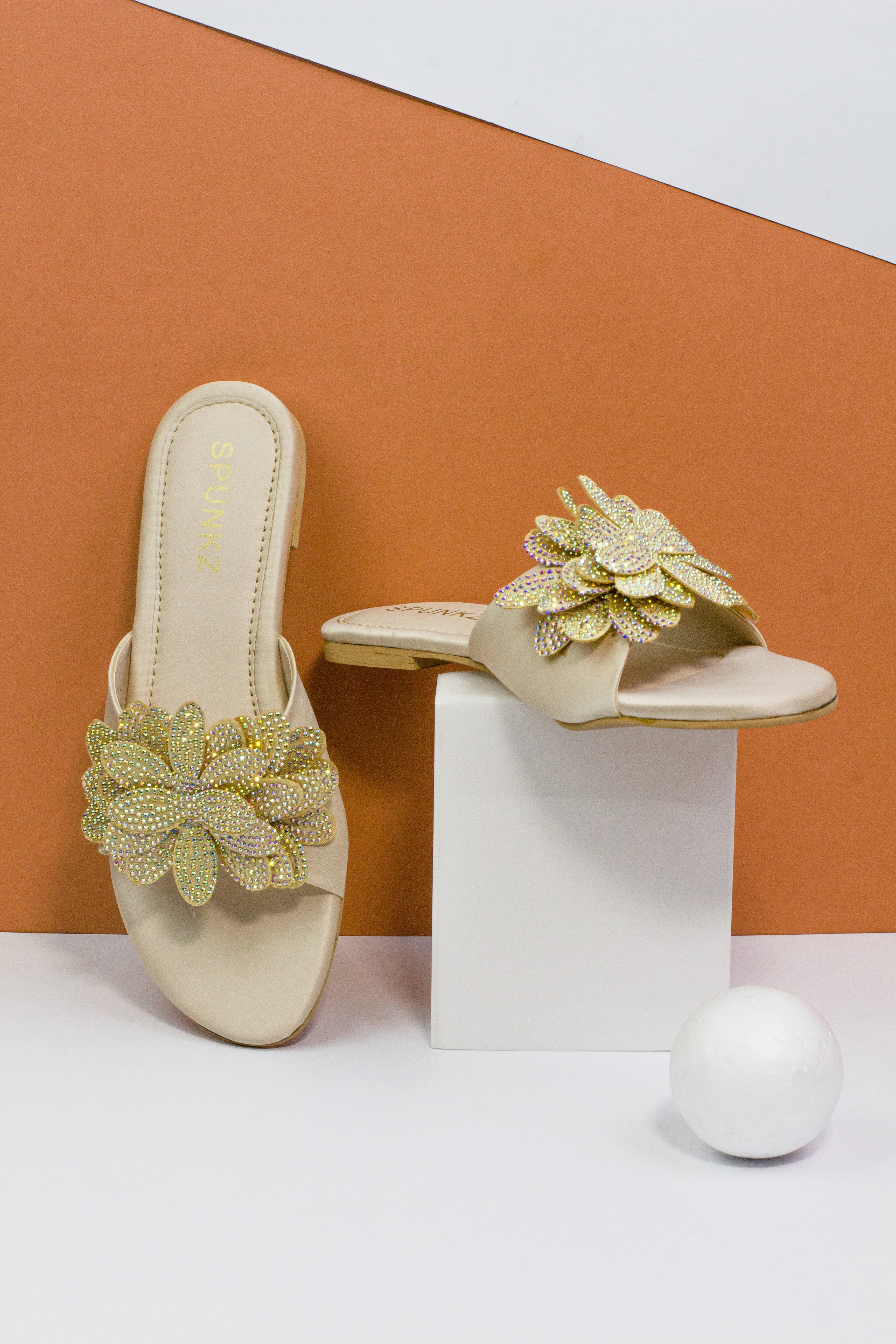 Melena shiny Diamante Blinky Flower Beige Flat Slides